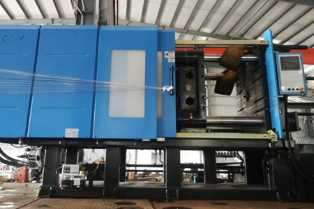 果筐注塑機(jī)廠家如何保證設(shè)備性能的一致性和穩(wěn)定性？